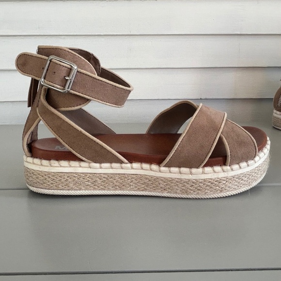MIA Tan Platform Sandals - Picture 1 of 13